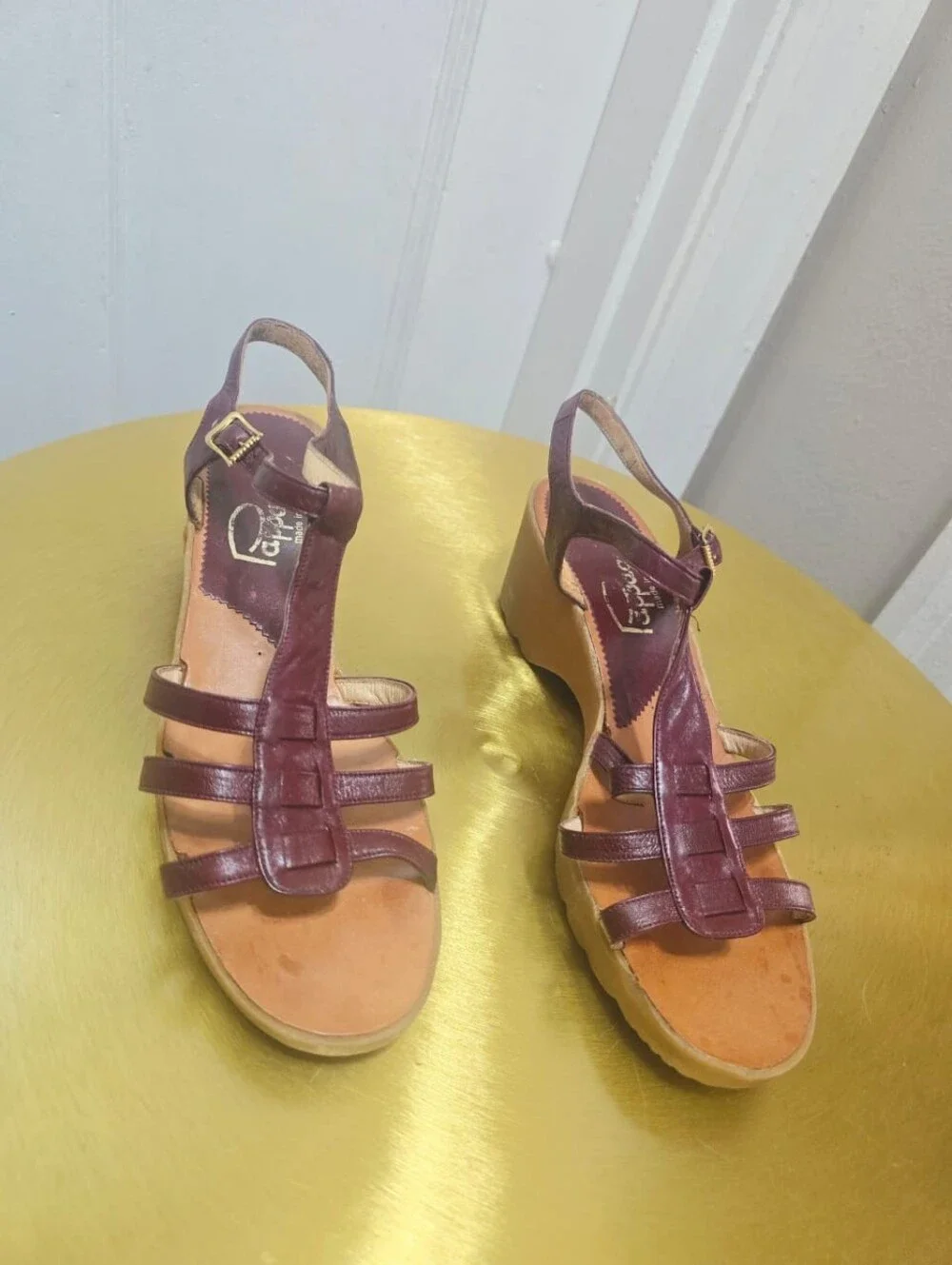 Pappagallo Burgundy Leather Wedge Heels T-strap with Three Horizontal Bands Sz 8